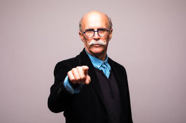 Gelecek vardır. Gri arka plan karşı dururken işaret resmi kıyafeti emin olgun adam