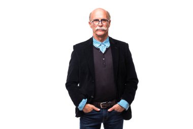 Yakışıklı olgun adam elleriyle cep beyaz arka plan ayakta