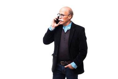 Yakışıklı olgun adam kameraya bakıyor ve gülümsüyor, üzerinde beyaz izole Mobil telefonla konuşuyor