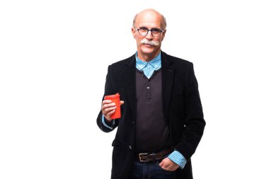 Beyaz bir arka plan üzerinde gitmek için bir kahve olan üst düzey gülümseyen yakışıklı