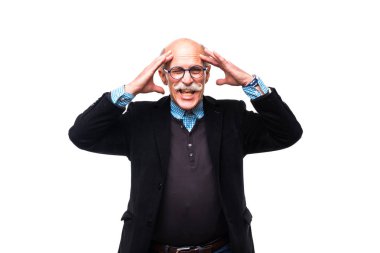 Beyaz arka plan üzerinde hayal kırıklığına Kıdemli yakışıklı adam