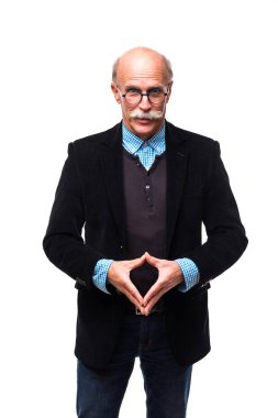 Beyaz arka plan üzerinde ellerini çapraz ile izole mutlu ve kendine güvenen bir üst düzey işadamı portresi