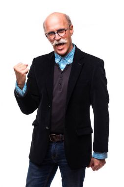 Kıdemli mutlu ve onun yükseltir silah kutlamak zafer duygu üzerinde beyaz