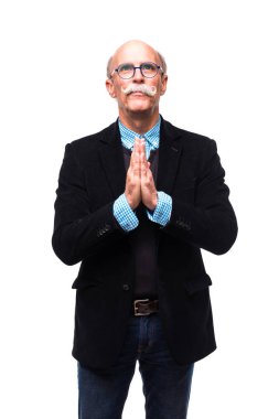 Jest giyen yukarı seyir dua yapma yaşında zarif adam portresi uygun izole üzerinde beyaz arka plan