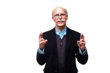 Beyaz arka plan üzerinde isteyen ve en iyi için umut mucize için dua kıdemli olgun adam geçiş parmak portre portre izole.