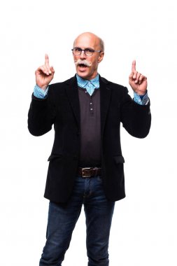 Olgun kıdemli erkek yakışıklı ve beyaz bir arka plan karşı işaret