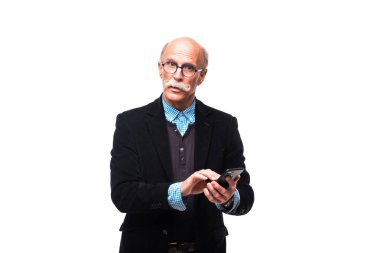 Beyaz bir arka plan metin mesajı yazmaya olgun yakışıklı erkek gülümseyen