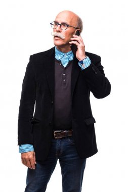 Beyaz bir arka plan karşı cep telefonunu konuşurken olgun yakışıklı adam