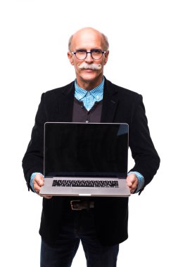 Komuta sizde çift ayakta beyaz arka planı izole açık dizüstü bilgisayar ile