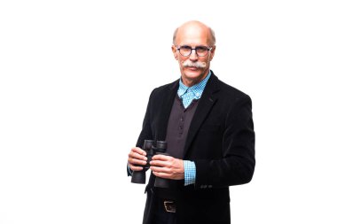 Beyaz arka plan üzerinde dürbün üzerinden seyir takım üst düzey iş adamı