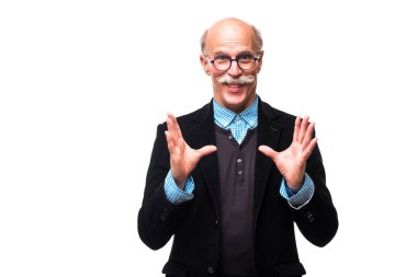 Zarif üst düzey gösteren reklam alan takım ve kopya metin alanı ile beyaz arka plan üzerinde izole kravat portresi