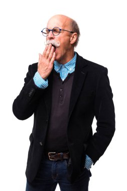 Beyaz arka plan üzerinde esneme üst düzey yakışıklı işadamı