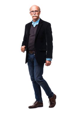 Yürüyüş ve izole üzerinde beyaz arka plan gülümseyen rahat bir komuta sizde tam uzunlukta profil resmini