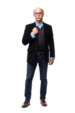 Orta gülümseyerek cebinden ve diğer onun gözüne gözlük tutan tek elle ayakta işadamı yaşlı. İş adamı tam uzunlukta üzerinde beyaz bir arka plan olduğunu..