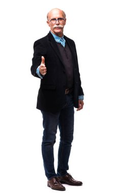 Neşeli işadamı, elini uzanan beyaz anlaşmayı kabul