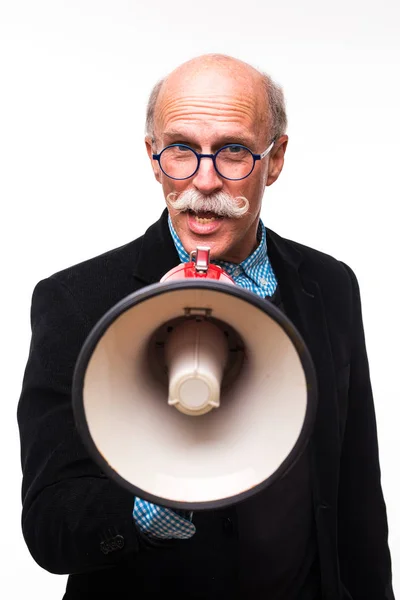 Senior homme cool avec un mégaphone sur fond blanc — Photo