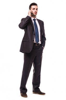 ileri beyaz telefonla konuşurken yürüyüş iş adamı