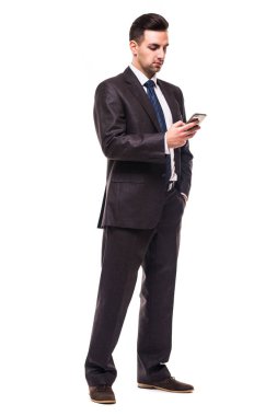 Cep telefonunuzun ve beyaz arka plan üzerinde siyah elbiseli çekici kendine güvenen genç iş adamı tam uzunlukta