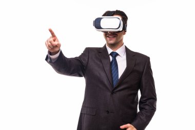 Genç yakışıklı iş adamı siyah takım elbise giyen sanal gerçeklik koruyucu gözlük