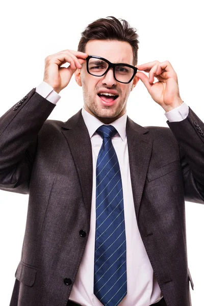 Gerente de confianza. Hombre joven guapo en traje completo ajustando sus gafas y mirando a la cámara mientras está de pie sobre fondo blanco — Foto de Stock