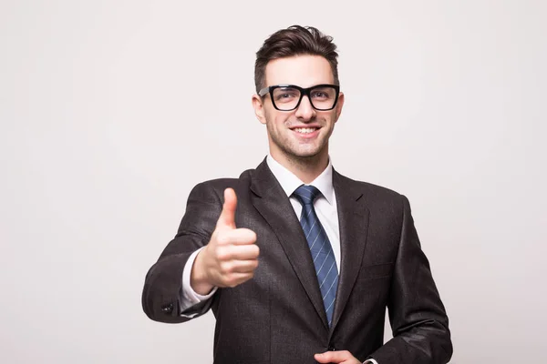 Hombre de negocios sonriente con pulgar hacia arriba sobre fondo gris —  Fotos de Stock