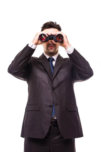 Joven hombre de negocios vestido con traje formal y viendo a través de prismáticos, aislado en blanco — Foto de Stock