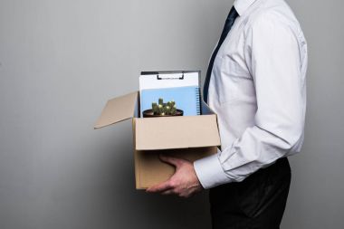 atış ateş işadamı işyerinde karton kutu içinde ofis malzemeleri ambalaj kırpılmış