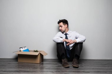 Office oturan takım elbiseli üzgün sinirli adam ateş.