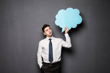 Beyaz klasik gömlek yakışıklı genç öğrenci bir konuşma balonu holding, kameraya bakıyor ve gülümsüyor, blackboard karşı ayakta