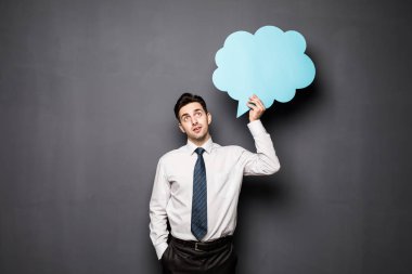 Beyaz klasik gömlek yakışıklı genç öğrenci bir konuşma balonu holding, kameraya bakıyor ve gülümsüyor, blackboard karşı ayakta