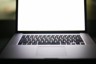 Karanlık tabloda boş ekran ile dizüstü bilgisayar