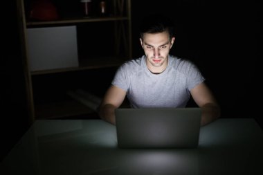 Mimar mimari plan üstünde laptop üzerinde çalışma gece, oturmak. Bir evin üstünde laptop rahat kontrol planı içinde genç iç mimar. Harita ve düzeni yeni bir projenin mimarı.