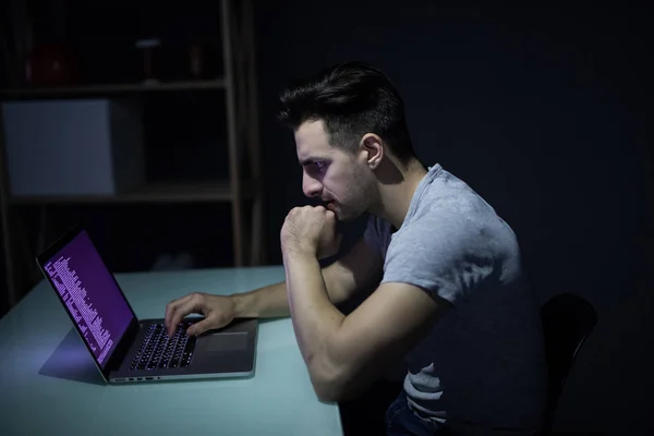 Jeden samotny haker pracuje w ciemnym popełnienia przestępstwa w nocy — Zdjęcie stockowe