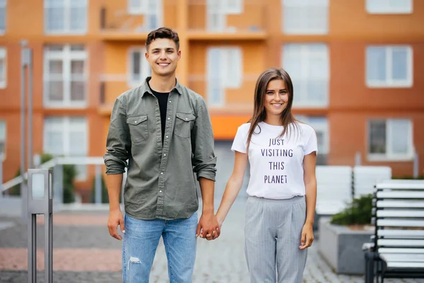 Um casal amoroso de recém-casados caminha na cidade . — Fotografia de Stock