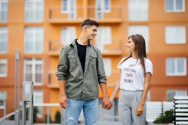 Trendiga unga par älskare gå på gatan — Stockfoto