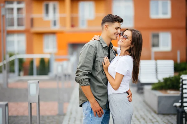 Summer holidays, love, travel, tourism, relationship and dating concept romantic happy couple hugging in the street — Stock Photo, Image