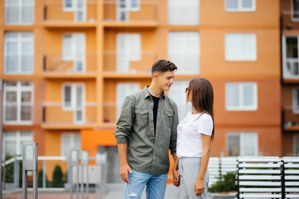 Mutlu genç açık havada birbirlerine elele güneşli günde Çift