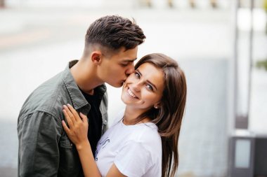 Romantik bir çift öpüşme, yakışıklı adam açık havada dikey, tutku kavramı şehvetli kadın öpüşme Close-Up