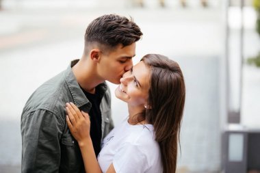 Romantik bir çift öpüşme, yakışıklı adam açık havada dikey, tutku kavramı şehvetli kadın öpüşme Close-Up