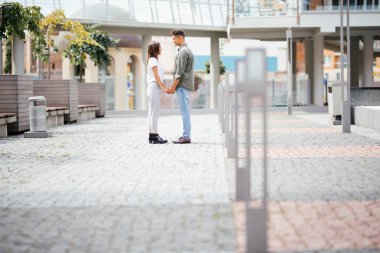 Sokakta düşen birbirimizi mutlu çift yaz aşkı