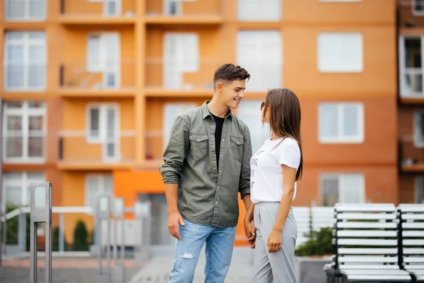 Mutlu genç açık havada birbirlerine elele güneşli günde Çift