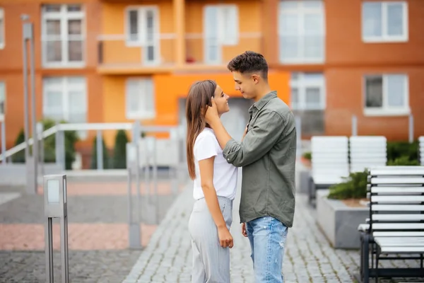 Hermosa y feliz mujer y hombre se besan al aire libre día soleado —  Fotos de Stock