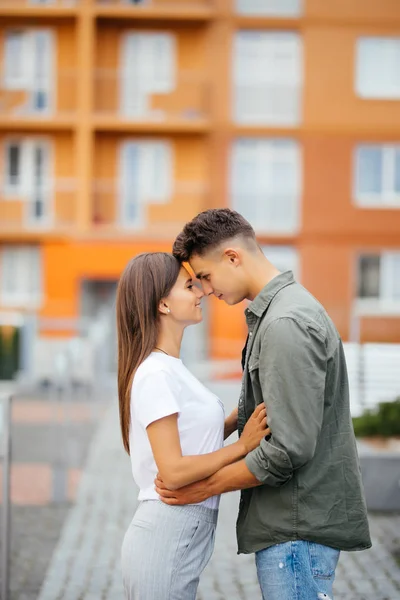 Feliz adolescente pareja abrazando en la calle . —  Fotos de Stock