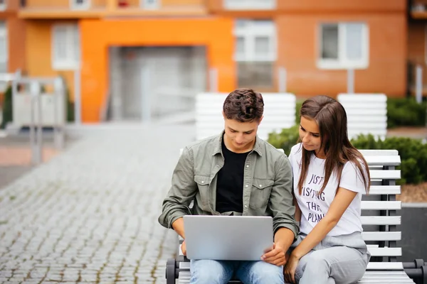 Jonge stedelijke mensen buiten met behulp van Computer Laptop zonnige dag — Stockfoto
