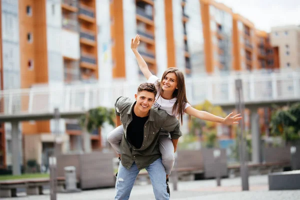 Um casal muito feliz a divertir-se. Um casal a divertir-se. Casal sorridente. Piggyback. . — Fotografia de Stock