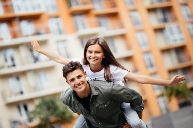 Çok mutlu bir çift iyi vakit geçiriyor. Çift eğleniyor. Gülümseyen iki. Omzunda.