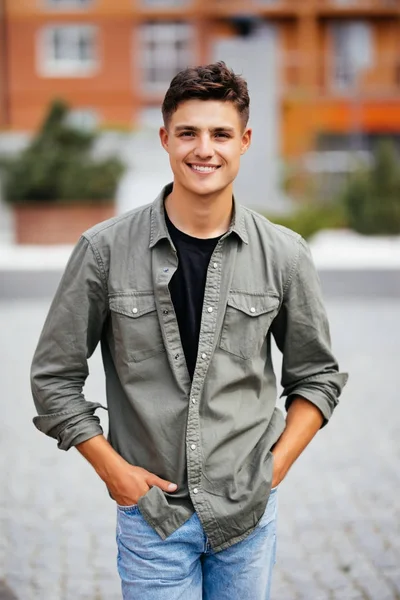 Şehir yaz sokak gözde genç bir adam portresi