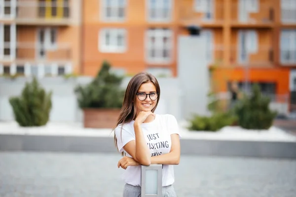 Portret kobieta moda zbliżenie ładny modny dziewczyna pozuje przed miastem w Europie, summer street — Zdjęcie stockowe