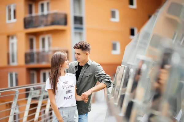 Sensuell vackra par på bakgrunden av bron. Pojke kramar en flicka — Stockfoto