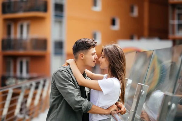 Pareja abrazo y besos citas en el puente — Foto de Stock